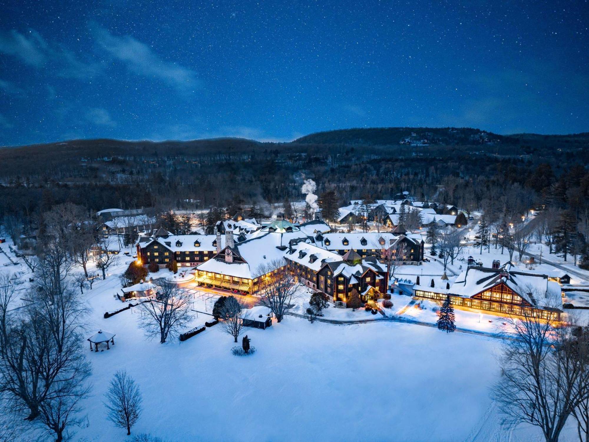 Fairmont Le Chateau Montebello Exterior photo