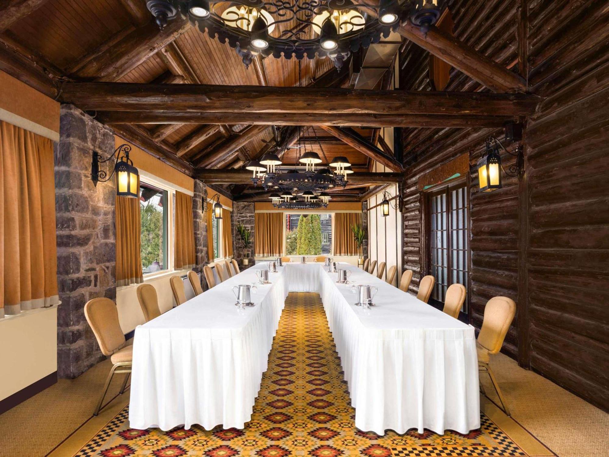 Fairmont Le Chateau Montebello Exterior photo